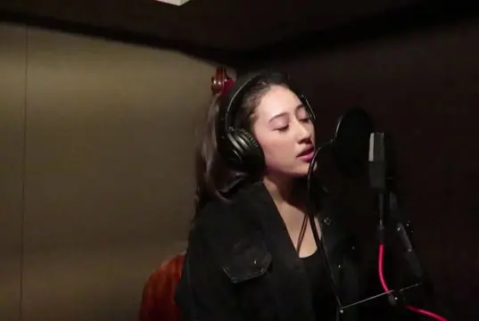 Lirik Lagu Can't Help Falling In Love dan Terjemahan - Elvis Presley Cover Alexandra Porat