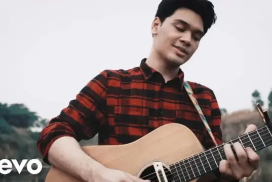 Lirik Lagu I Still Love You dan Terjemahan - TheOvertunes