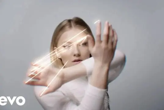 Lirik Lagu Hurts So Good - Astrid S dan Terjemahan