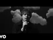 Lirik Lagu Hold Me While You Wait - Lewis Capaldi (Terjemahan)