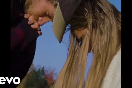 Lirik Lagu This Is How You Fall In Love - Jeremy Zucker, Chelsea Cutler (Terjemahan)