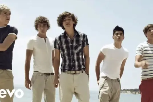 Lirik Lagu What Makes You Beautiful - One Direction (Terjemahan)